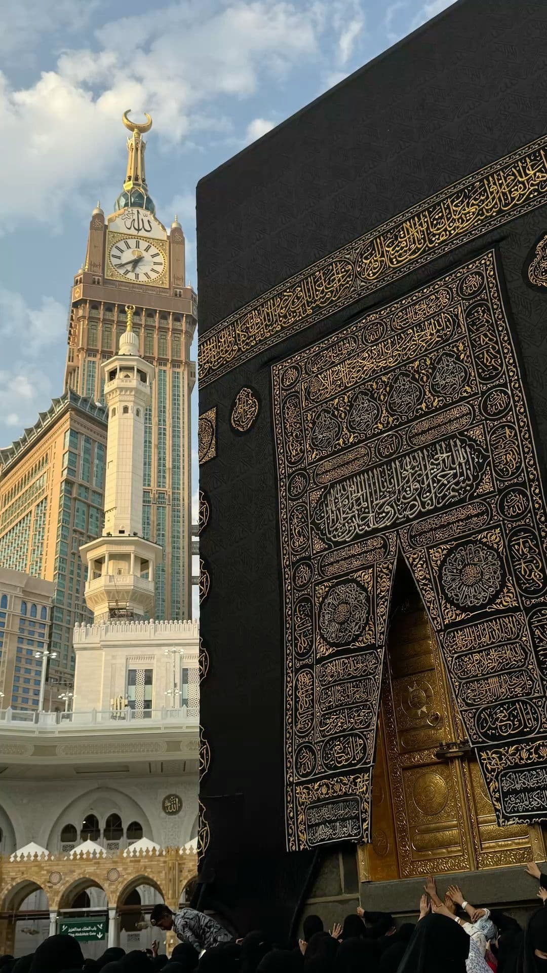 La porte de la Kaaba et la tour de l'Horloge à La Mecque